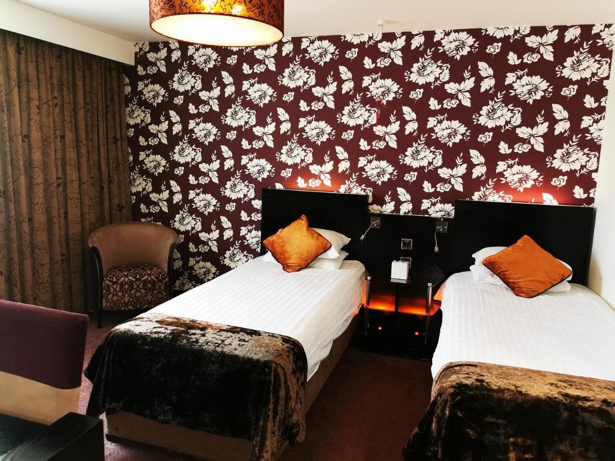 The Bluebell Hotel Neath Εξωτερικό φωτογραφία